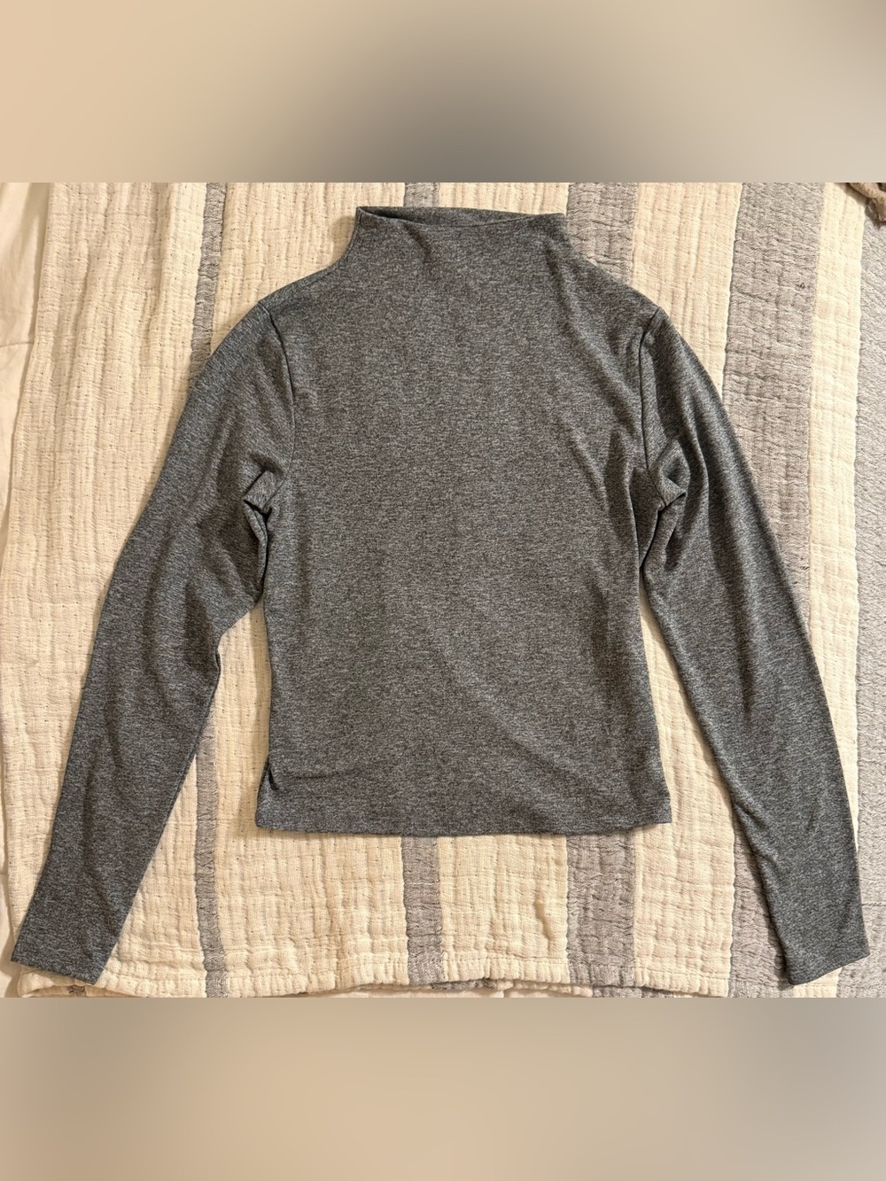 Express Women's Gray Long-Sleeve Body Contour Turtleneck Top